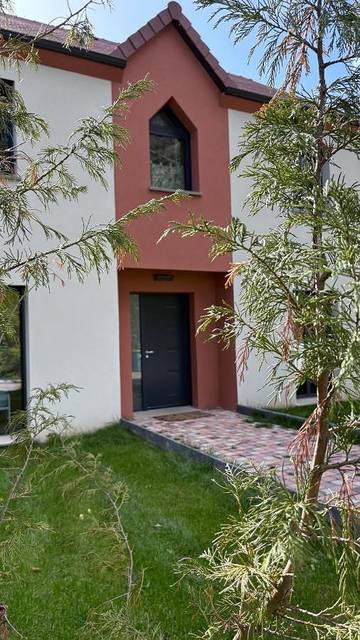 Location de vacances pour 10 personnes, avec vue ainsi que jardin et piscine à Méré