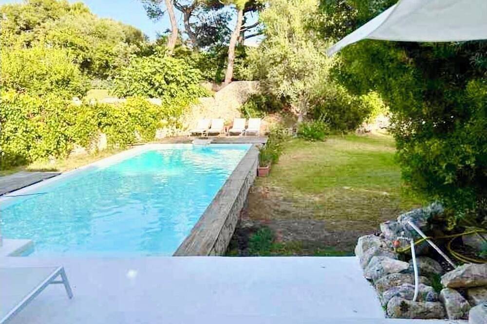 Ostuni Beachfront Villa with Pool & Private Parking, Luxury Holidays in Rosa Marina, Salento