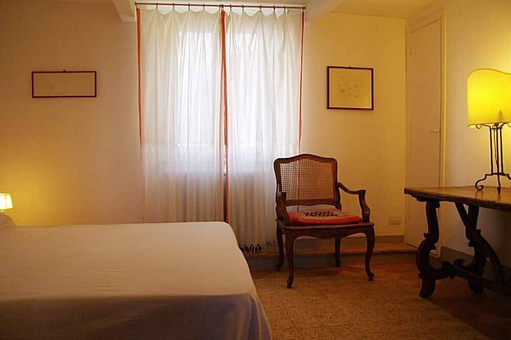 Geheel appartement, In lovely hilltop village near the sea spacious panoramic house with 2 terraces in Magliano in Toscana, Provincie Grosseto