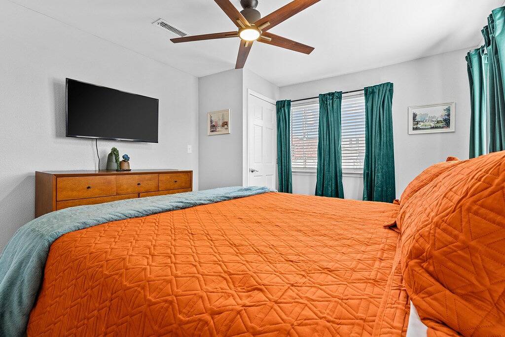 Ganze Wohnung, Beautifully Remodeled 3 bed + Walkable to Westport + Private Courtyard! in Kansas City, Missouri