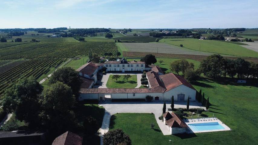 Location de vacances pour 2 personnes, avec piscine ainsi que terrasse et vue dans Réaux