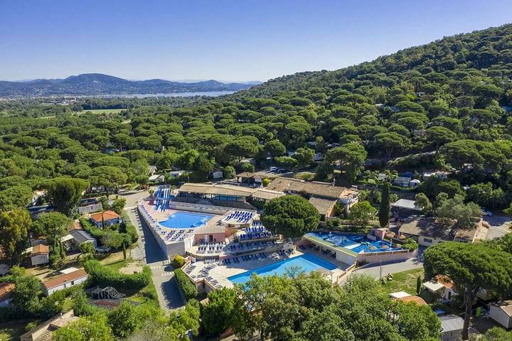 Camping pour 6 personnes, avec terrasse et piscine