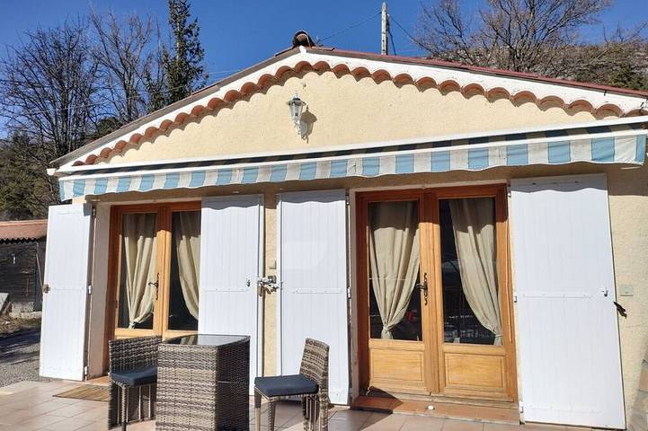 Gîte pour 3 personnes, avec jardin et terrasse, animaux acceptés à Valderoure