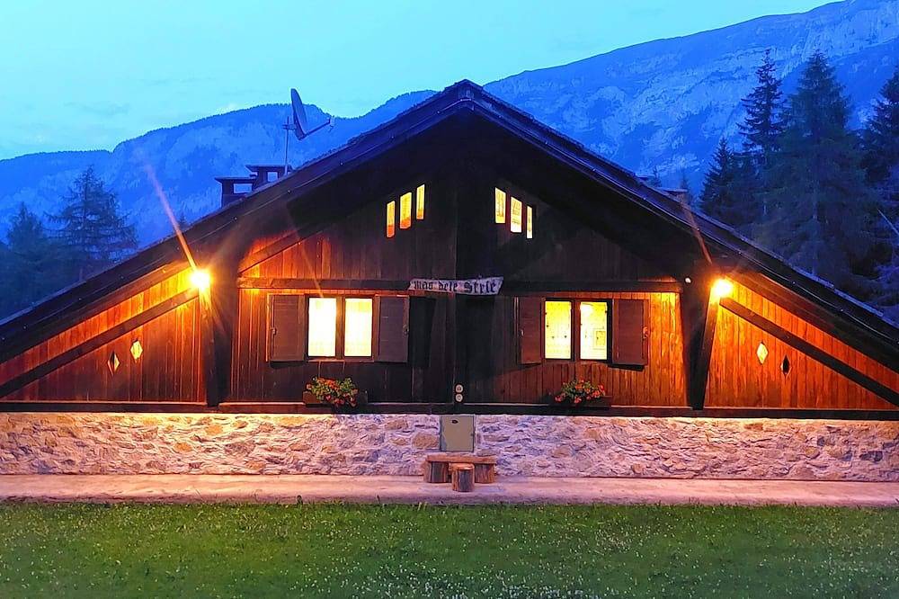 Chalet - Mas Dele Strie - 8 beds, 3 bedrooms, 3 bathrooms, dogs allowed- Dolomites in Dimaro, Dimaro Folgarida
