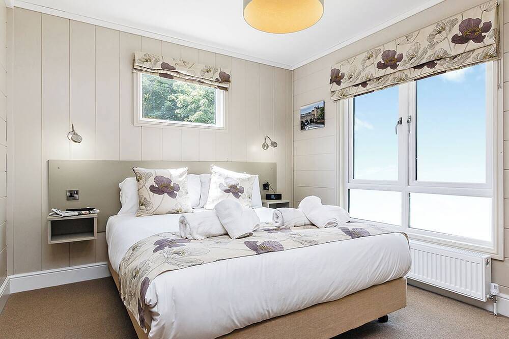 Luxurious lodge with one king-size double, with en suite shower and one twin. in Bath, Bath & North East Somerset