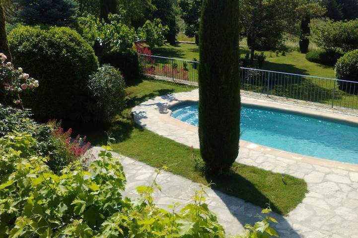 Location de vacances pour 4 personnes, avec jardin et terrasse à Cruis