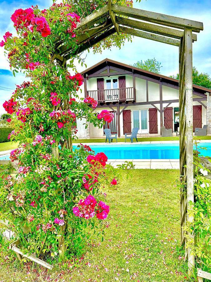 Villa pour 8 personnes, avec Balcon et Terrasse ainsi que Jardin et Piscine