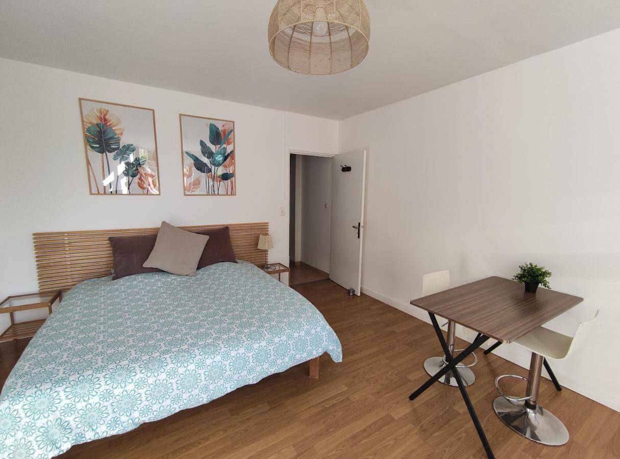 Appartement entier, L'Ecrin d'Emile - Grand Studio Meublé au Calme in Courpière, Parc Naturel Régional Livradois-Forez