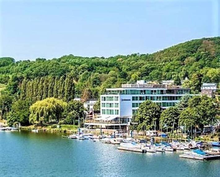 Hôtel pour 6 personnes, avec vue et terrasse ainsi que piscine et sauna, animaux acceptés