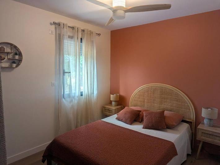Gîte pour 2 personnes, avec Terrasse et Jardin ainsi que Piscine et Vue à Carlus