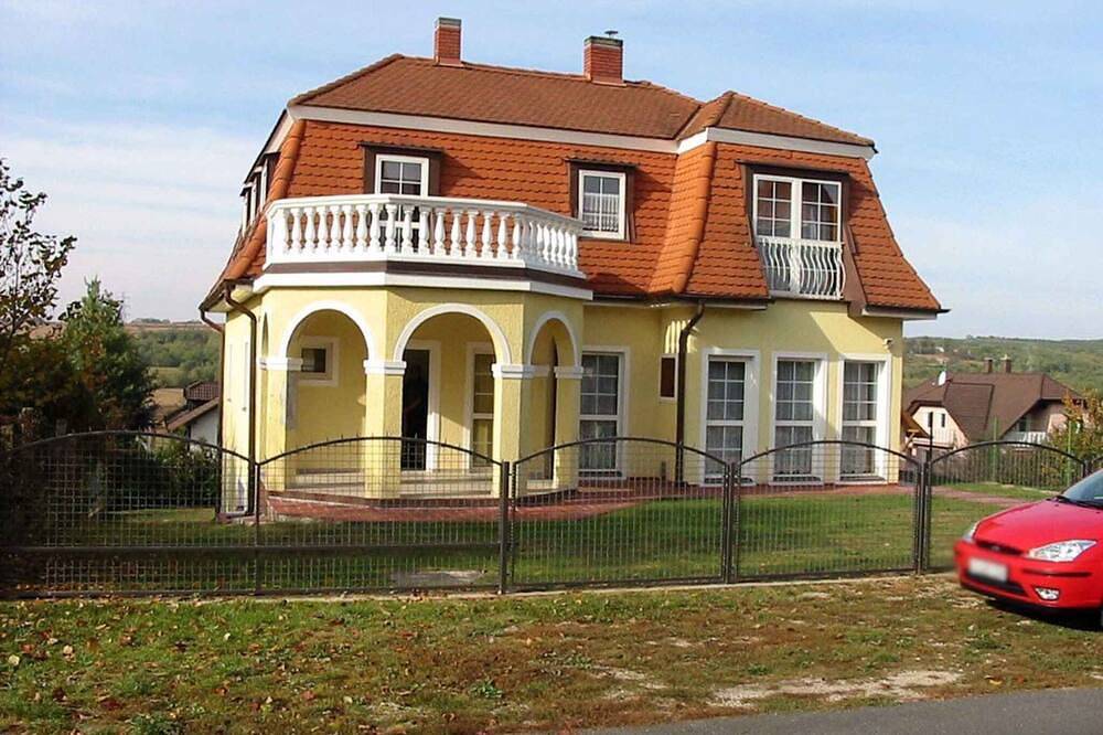 Ganze Wohnung, Ferienwohnung mit Terrasse zur Gartenseite in Heviz, Balaton Region
