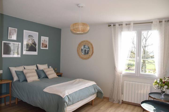 Maison d’hôte pour 2 personnes, avec jardin ainsi que vue et terrasse dans Champguyon
