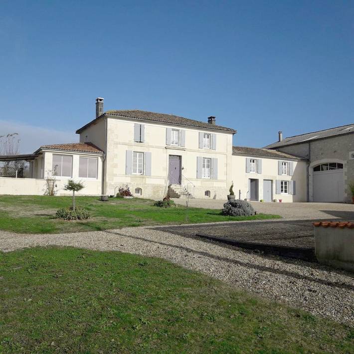 Location de vacances pour 6 personnes, avec jardin et piscine, adapté aux familles à Mérignac (Charente)