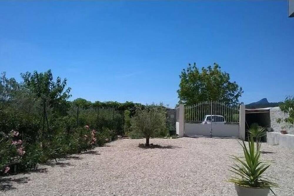 Maison rénovée style contemporain dans petit village, vue sur le Pic Saint Loup in Fontanès, Côte méditerranéenne (France)