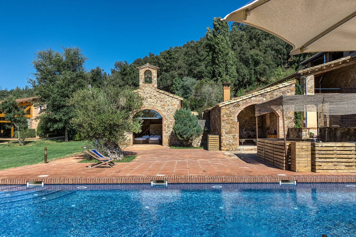 Villa 'Romana Restaurada Entre' con vistas a la montaña, piscina privada y Wi-Fi in Arbucias, Provincia de Gerona
