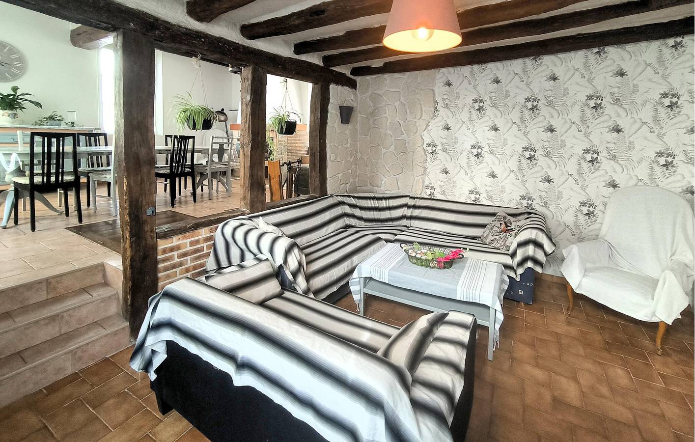 Cozy 2-Bedroom Apartment near La Poulette Braisée & Le Cher River in Saint-Aignan, Romorantin-Lanthenay region