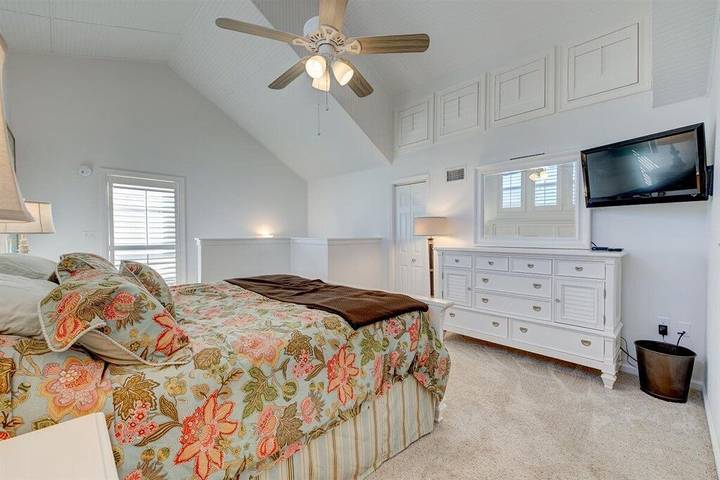 Villa for 10 people, with balcony and garden as well as hot tub in Emerald Coast