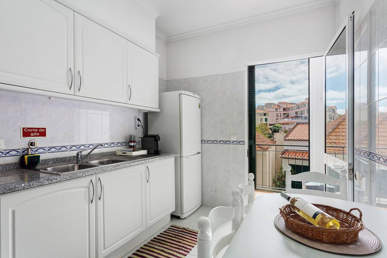 Apartamento inteiro, Apartamento 'Paradise Dream' com Varanda e Wi-Fi in Caniço (Santa Cruz), Madeira