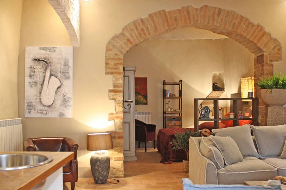 Entire apartment, Highly Rated - Stylish, self-contained apartment in central Todi in Todi, Perugia Province