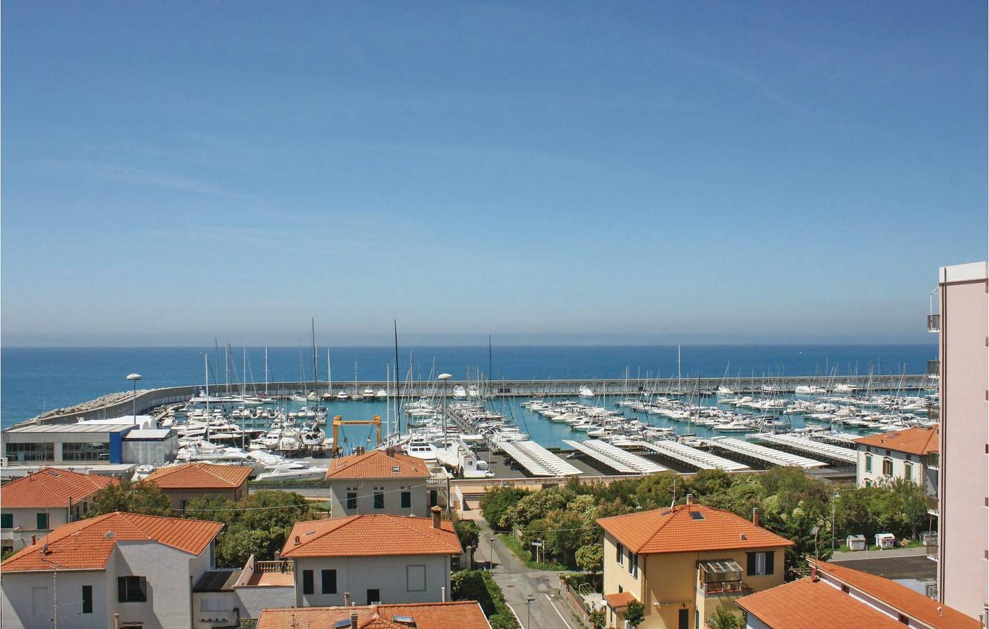 Ganze Ferienwohnung, Coastal Retreat: 70qm Apartment mit Klimaanlage, Terrasse und Meerblick (800m zum Strand) in Rosignano Solvay, Etruskische Küste