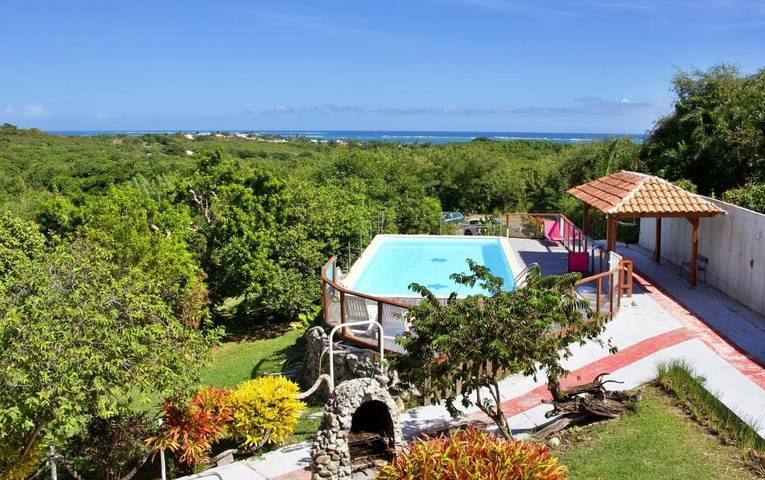 Gîte pour 4 personnes, avec jardin et vue ainsi que piscine et bassin pour enfant dans Plage du Grand Macabou