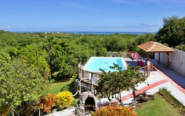 Gîte pour 6 personnes, avec vue et bassin pour enfant ainsi que piscine et jardin dans Plage du Grand Macabou