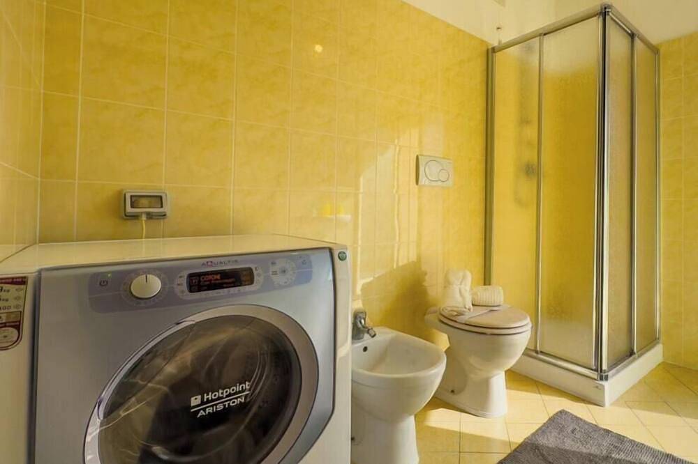 Ganze Wohnung, [Strände 400 m] Free Garage • Terrasse • ​​Smarttv in Spotorno, Riviera di Ponente
