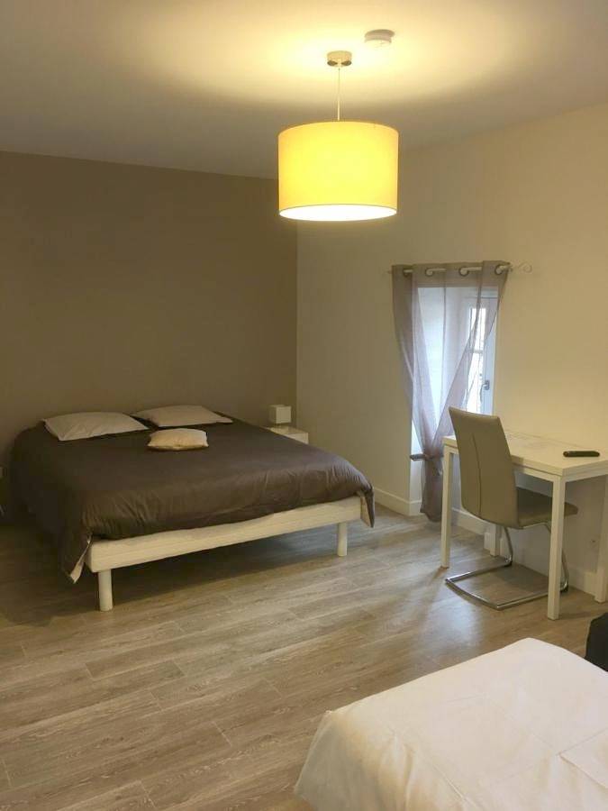Triple Room with Shower in Saint-Menoux, Allier