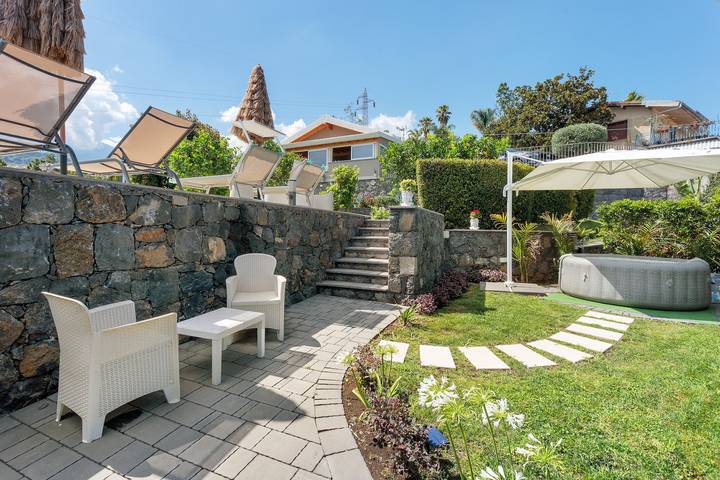 Villa 'Found House - Sea & Etna View' with Sea View, Wi-Fi and Air Conditioning