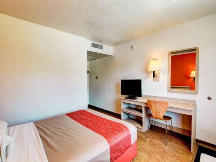 Apartamento entero, 1 cama tamaño queen | Motel 6 Denver, Co in Denver, Colorado