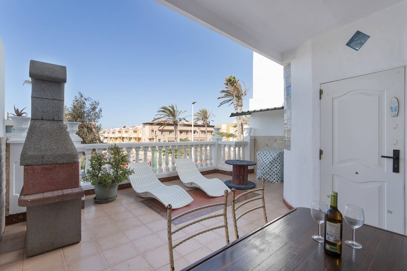 Entire apartment, Holiday Home 'Apartamento Fani N1' with Private Terrace, Wi-Fi and Air Conditioning in Arinaga, East Gran Canaria