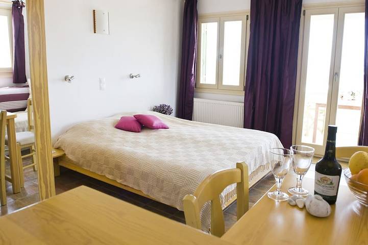 Ganze Wohnung, Julia's Beach Studio direkt am Meer,  mit Terrasse und Meeresblick. in Paros