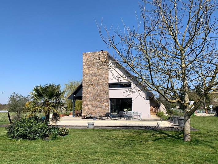 Gîte pour 2 personnes, avec Terrasse et Jardin ainsi que Piscine et Vue à Saint-Pavace
