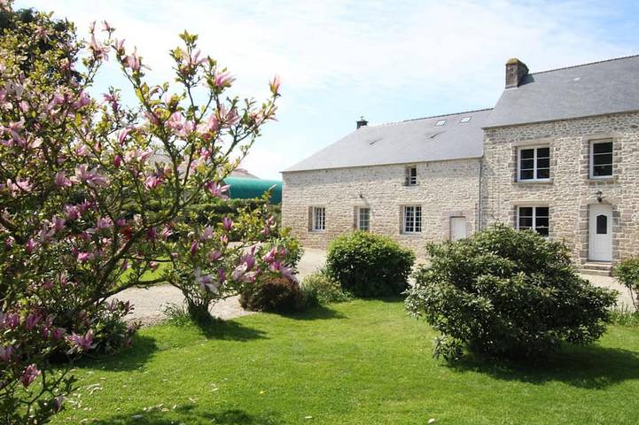 Gîte pour 6 personnes, avec jardin dans Couville