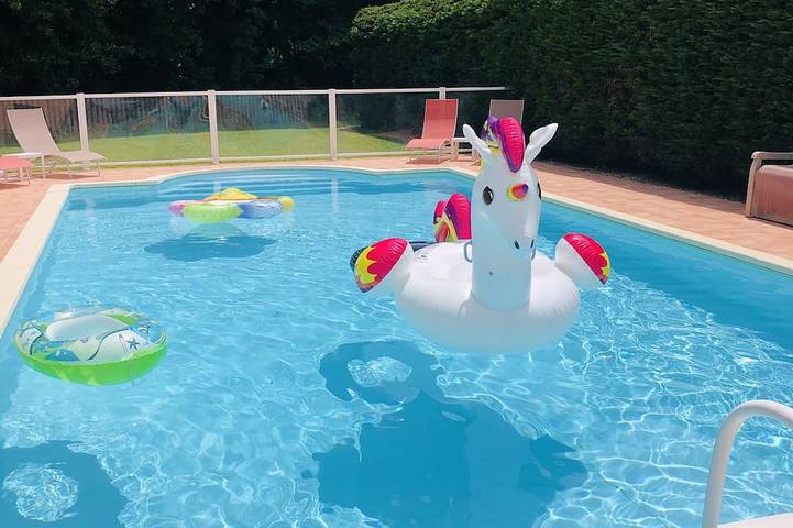 Location de vacances pour 8 personnes, avec Terrasse ainsi que Jardin et Piscine à Migron