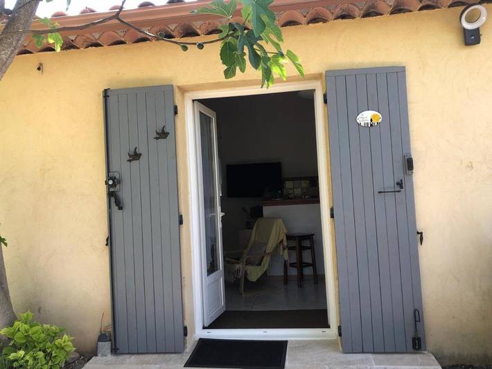 Location de vacances pour 2 personnes, avec vue ainsi que piscine et jardin à Villecroze - 2