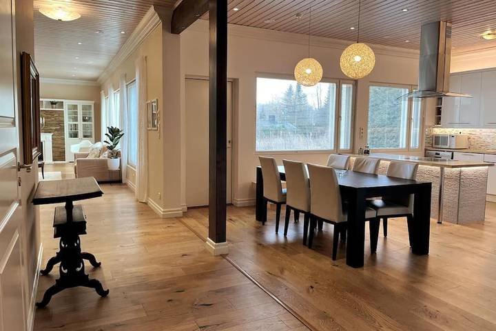 Ferienhaus für 19 Personen, mit Balkon und Whirlpool sowie Terrasse und Garten