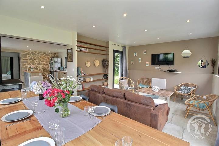 Gîte pour 8 personnes, avec terrasse ainsi que piscine et jardin à Trélévern - 2