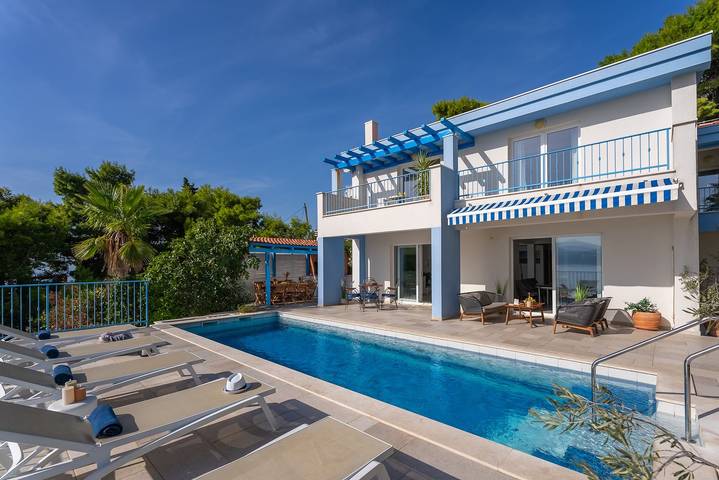 Villa Azzurro direkt am Meer mit beheiztem Pool, Panoramablick aufs Meer, Strand, Geschäft und Restaurant sind fußläufig erreichbar in Stanici, Omis-Riviera