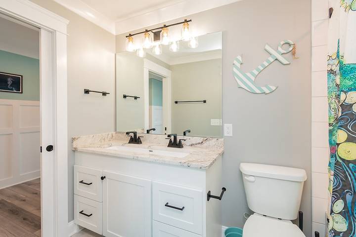 Vacation rental for 30 people, with hot tub and terrace, with pets in Oak Island (NC)