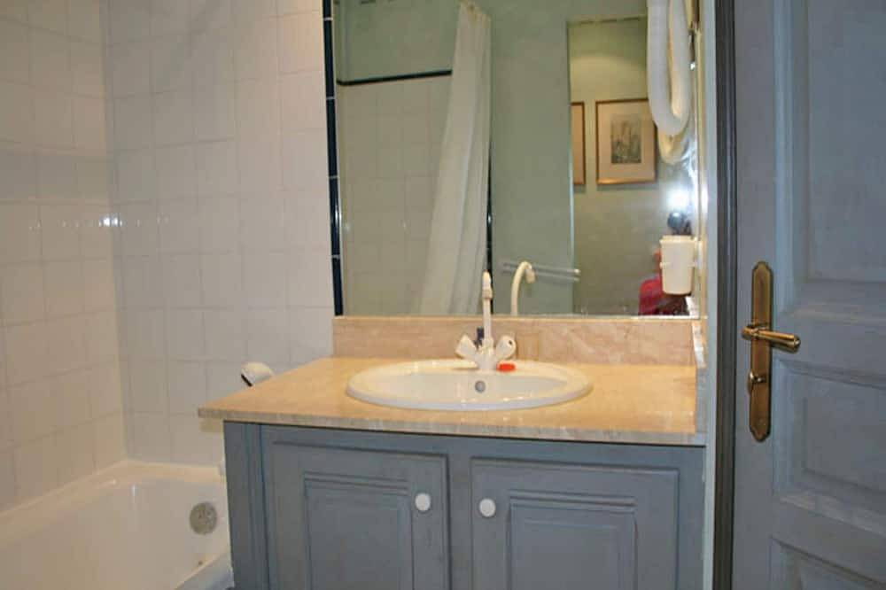 Entire apartment, Apartment in Rhone Alpes near Ski Slopes in Montbrun-les-Bains, Nyons region