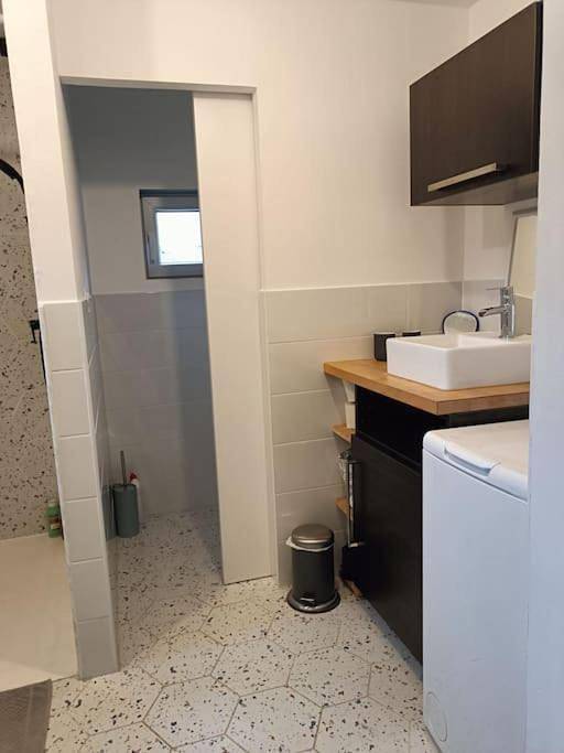 Gîte pour 4 personnes, avec terrasse ainsi que vue et jardin à Aydat - 2