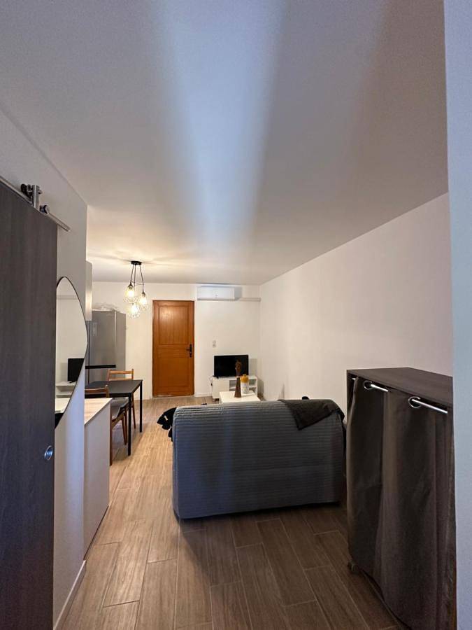 Appartement entier, One-Bedroom Apartment in Solliès-Toucas, Côte méditerranéenne (France)