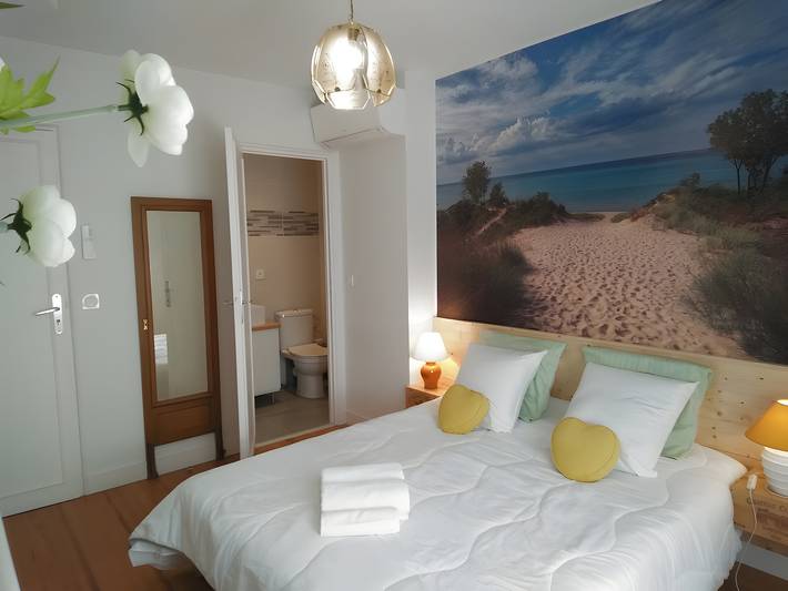 Bed and Breakfast 'Villa Do Sol - Les Arbousiers' with Shared Garden, Wi-Fi and Air Conditioning in Arcachon, Arcachon region