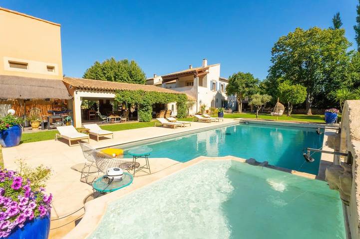 Location de vacances pour 18 personnes, avec Terrasse et Jardin ainsi que Piscine et Sauna
