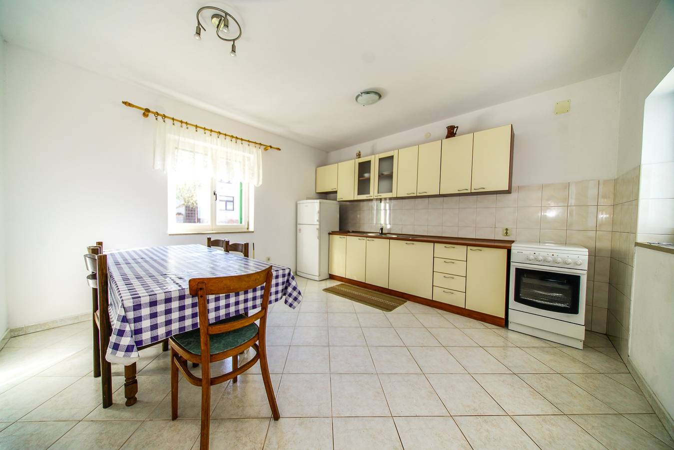 Ganze Wohnung, Three bedroom apartment with terrace and sea view Postira, Brač A-18472-a in Postira, Brac