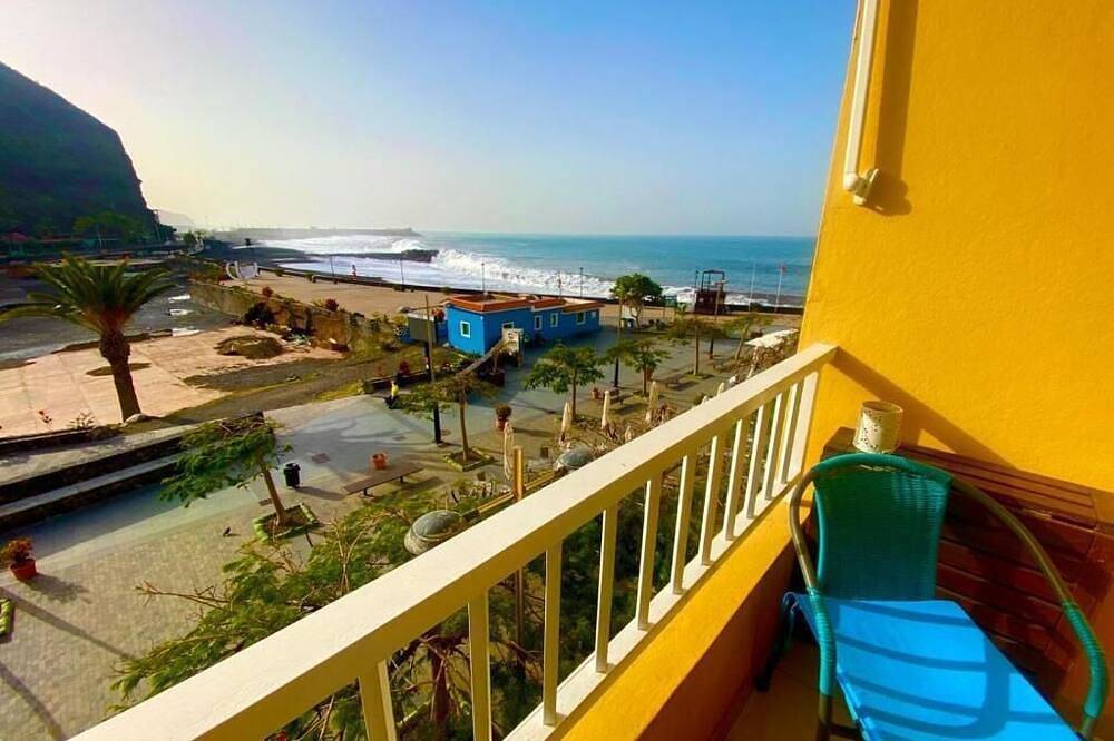 Sunny apartment directly on the Atlantic, the beach is right outside the door! in Tazacorte, La Palma South