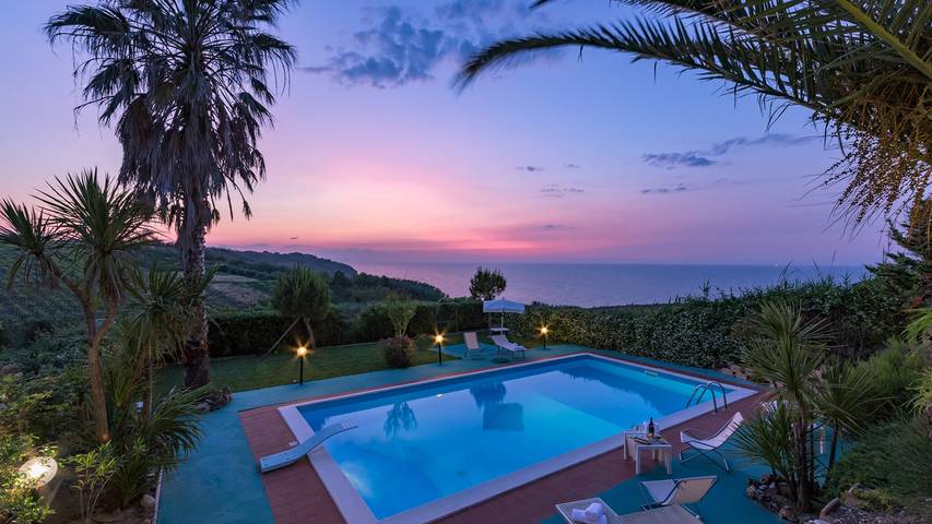 Villa per 8 persone, con Idromassaggio e Terrazza nonché Giardino in Abruzzo