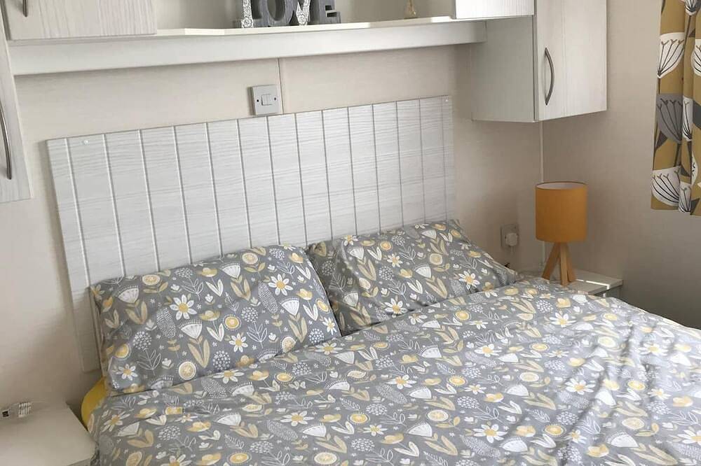 8 Berth Caravan with Veranda - pets allowed in Camber Sands, Camber