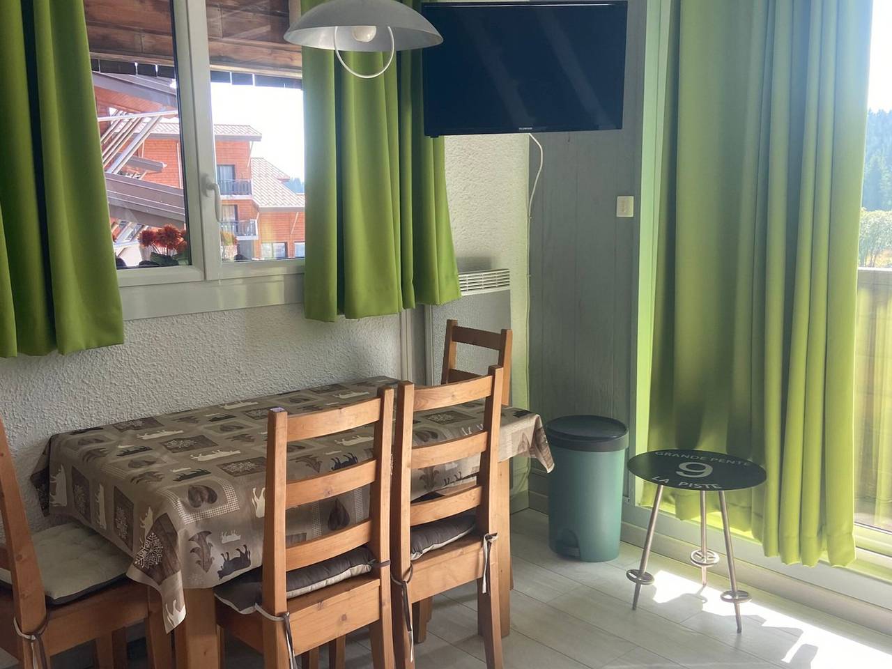 Entire apartment, Mezzanine Apartment for 6, Near Slopes in Le Praz de Lys in Le Praz de Lys, Taninges